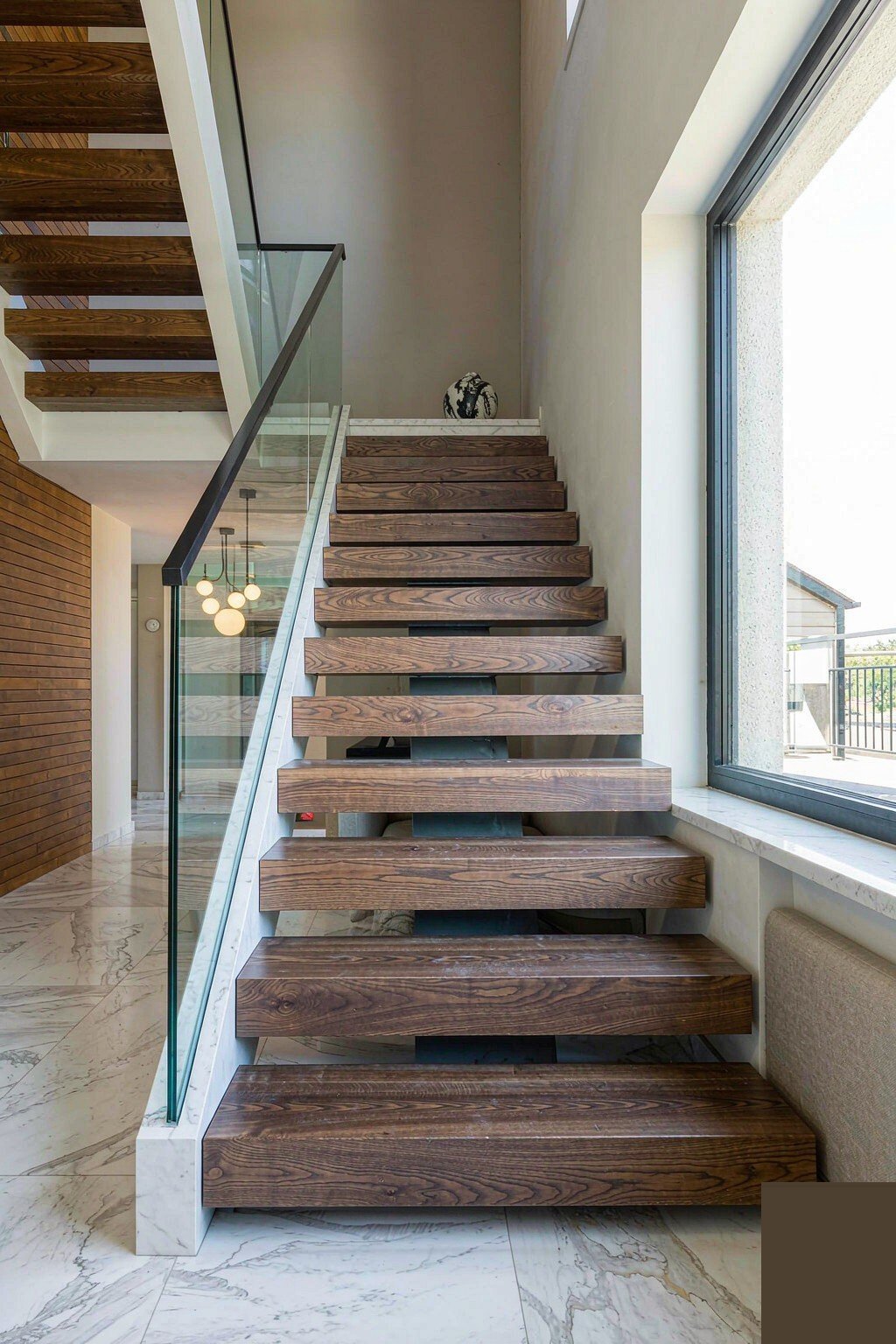 Modern floating staircase